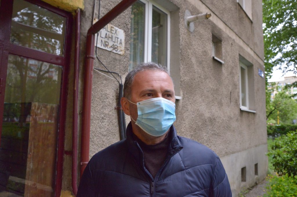 Sportivii și antrenorii de la secția de fotbal a clubului Corona, alături de vârstnicii brașoveni